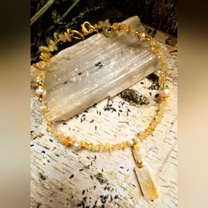 About the listing:Citrine Chip Beads And Pearls With Citrine Pendant Necklace